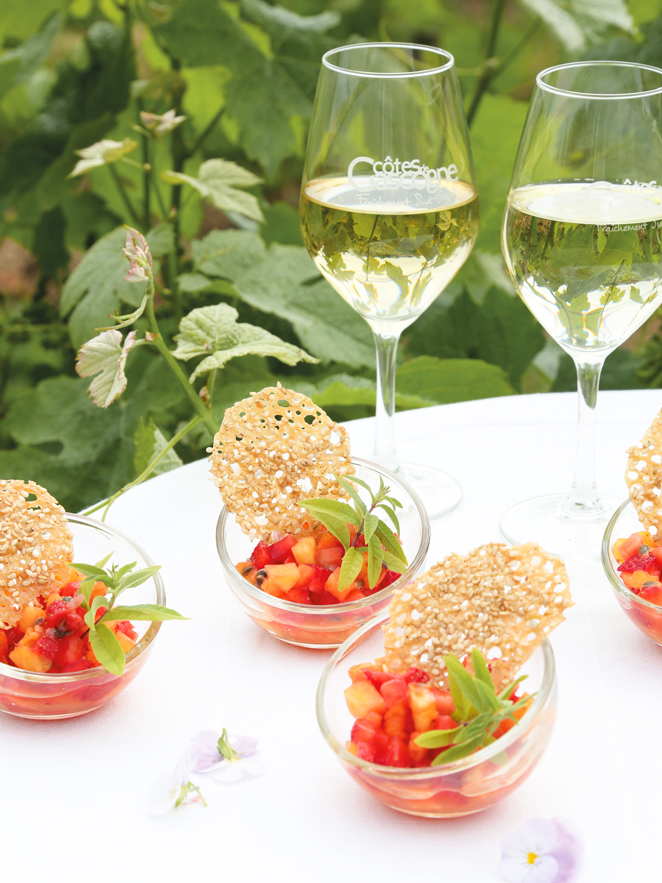 Leaf - Recette de salade de fruits et tuile croustillante au sésame. Accord mets et vins côte de Gascogne. Avec @Petitsbeguins et @LaWINEista