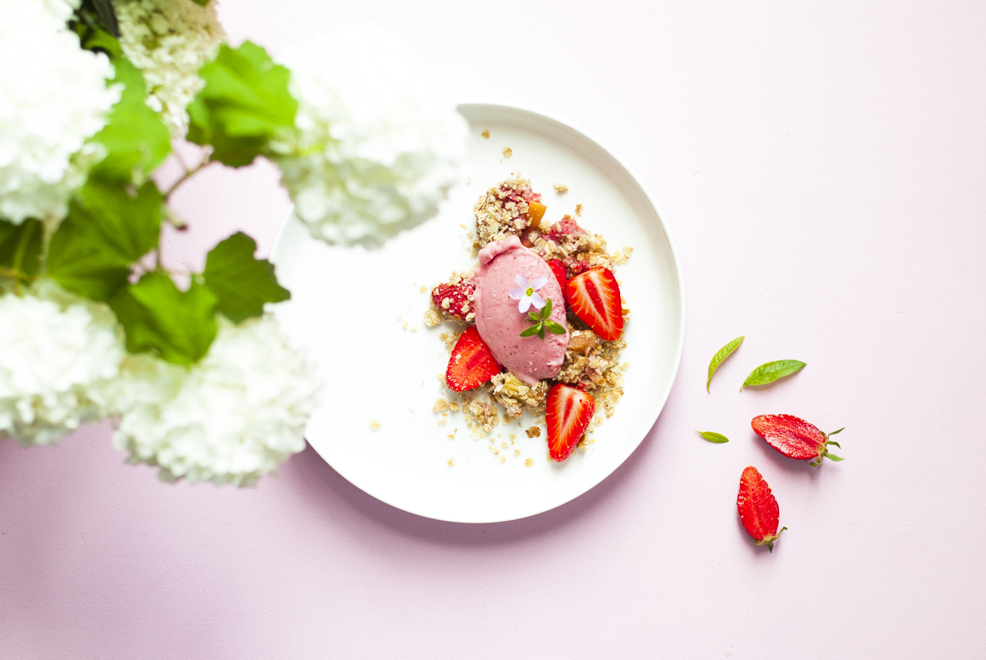 Glace vegan à la fraise et crumble