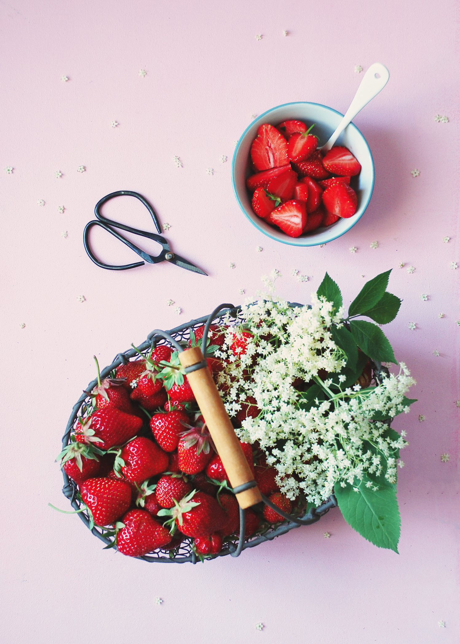 Tarte aux fraises et crème végétale au sureau - Recette sans gluten et végétalienne