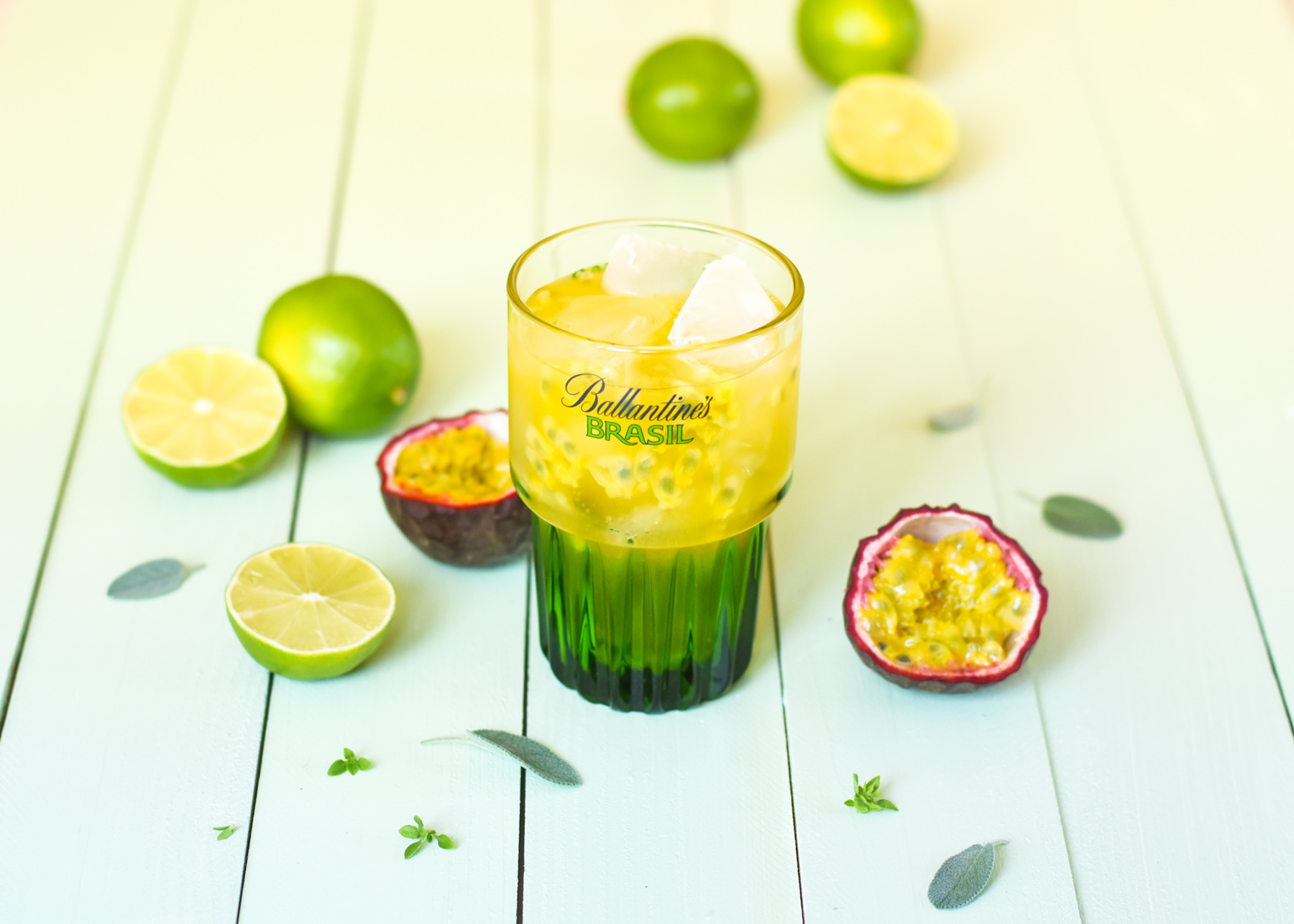Leaf - Cocktail Ballantine's aux fruits de la passion, citron vert et noix de macadamia