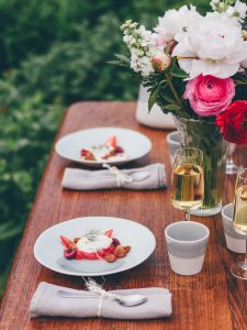 Leaf • Prendre le dessert au jardin - Compotée fraise/rhubarbe, croustillant châtaigne et glace au fromage blanc